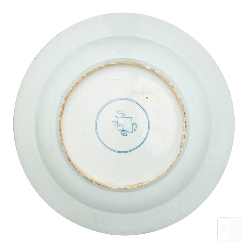 清康熙 灑藍地開光粉彩人物亭臺圖盤 | A LARGE POWDER-BLUE-GROUND FAMILLE-VERTE 'LANDSCAPE' DISH - 图2
